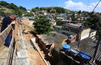 Prefeito Waguinho anuncia 3 No Parque dos Ferreiras o prefeito Waguinho aproveitou para visitar a obra da barreira de contenção de encosta na Rua Cintra