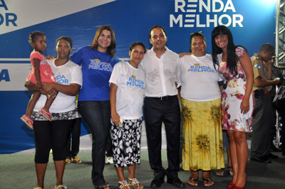 Foto: divulgação/ A deputada Claise Maria, os secretários Rodrigo Neves e Roseli Duarte com as famílias beneficiadas pelo Renda Melhor